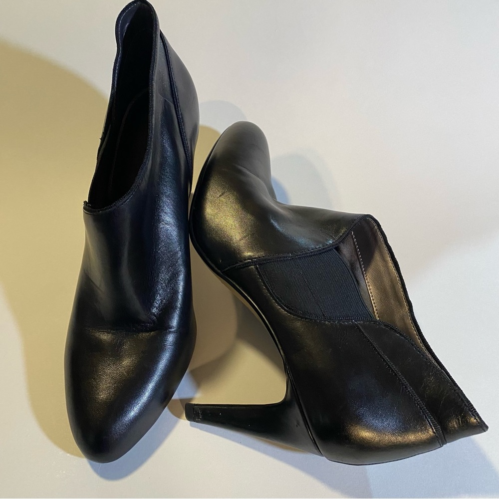 Adrienne Vittadini SZ 9M pull on booties leather GUC has spandex inset sexy!